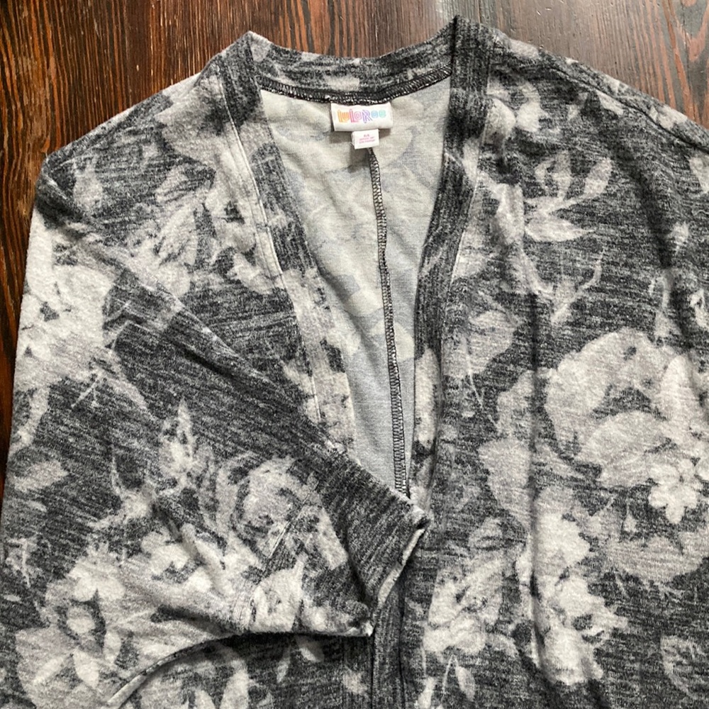 🎉3 for $15 on items $10 or less    
LulaRoe gray and white floral sweater